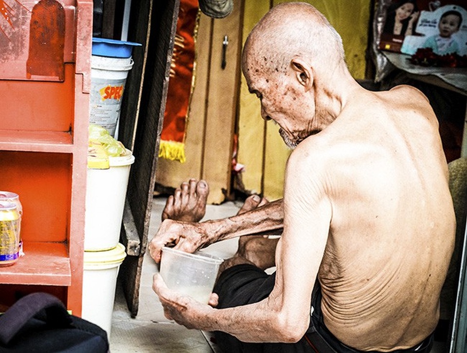 Cựu chiến binh hơn trăm tuổi vẫn bán quán mưu sinh giữa Thủ đô - 12 Cựu chiến binh hơn trăm tuổi vẫn bán quán mưu sinh giữa Thủ đô - 12