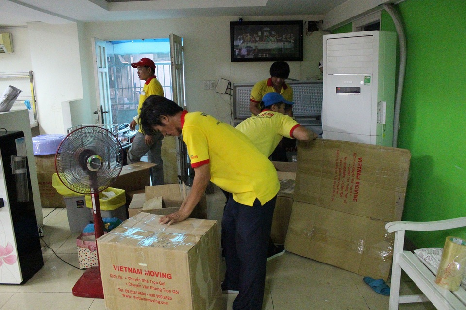 Dịch vụ taxi tải chuyển nhà trọn gói giá rẻ TPHCM – chỉ từ 140k tại Vietnam Moving - 2 Nhân viên cung cấp dịch vụ taxi tải chuyển nhà trọn gói giá rẻ TPHCM tại Vietnam Moving đóng gói đồ cho khách hàng.