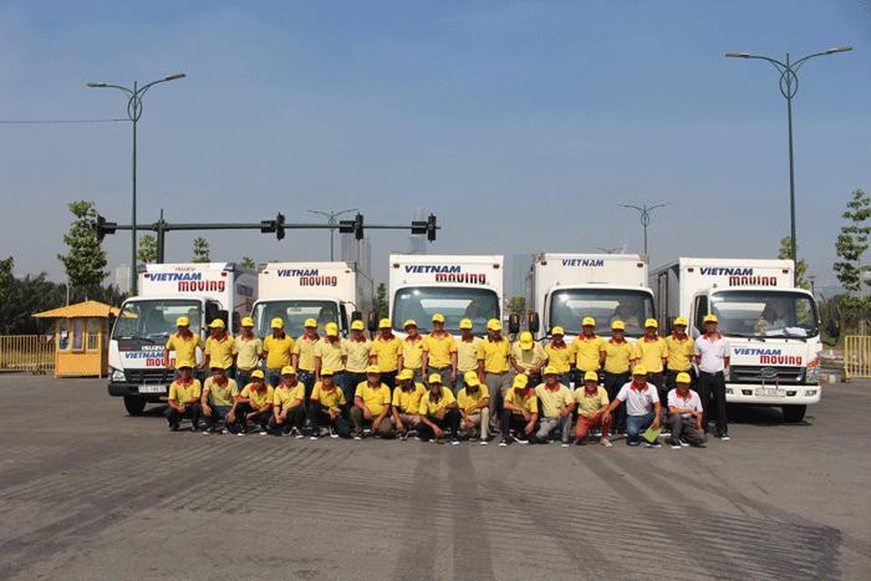 Dịch vụ taxi tải chuyển nhà trọn gói giá rẻ TPHCM – chỉ từ 140k tại Vietnam Moving - 4 Đội ngũ nhân viên dịch vụ taxi tải chuyển nhà trọn gói giá rẻ TPHCM tại Vietnam Moving.
