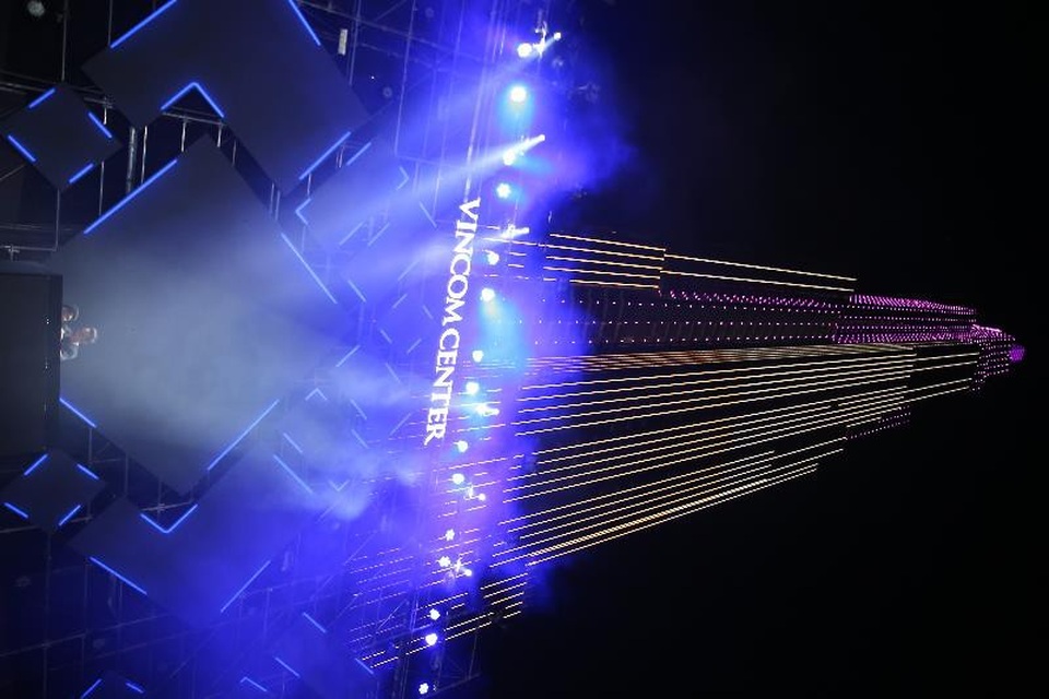 Người dân Sài Gòn háo hức chờ đón giây phút thắp sáng tòa tháp cao nhất Việt Nam. - 5 Người dân Sài Gòn háo hức chờ đón giây phút thắp sáng tòa tháp cao nhất Việt Nam. - 5