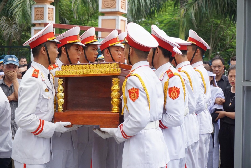Hai phi công hy sinh: Đầu bạc tiễn đầu xanh, trẻ thơ khóc tìm bố - 4 
Linh cữu của hai phi công được di chuyển vào trong nhà tang lễ.