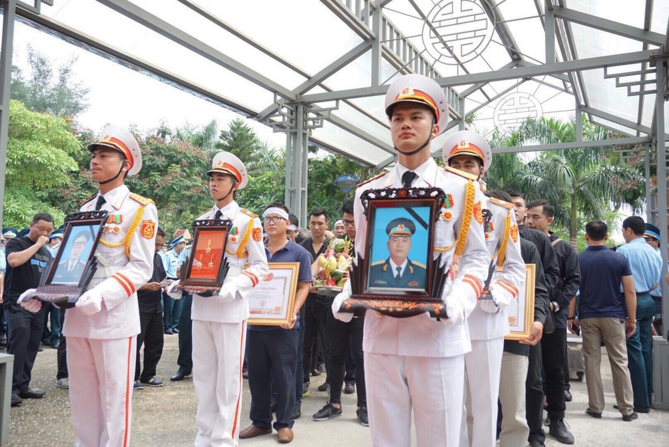 Hai phi công hy sinh: Đầu bạc tiễn đầu xanh, trẻ thơ khóc tìm bố - 12 
Trước đó, ngày 27/7, Bộ trưởng Quốc phòng đã ký Quyết định truy thăng quân hàm sĩ quan Thượng tá Phạm Giang Nam lên Đại tá, Trung tá Khuất Mạnh Trí lên Thượng tá.