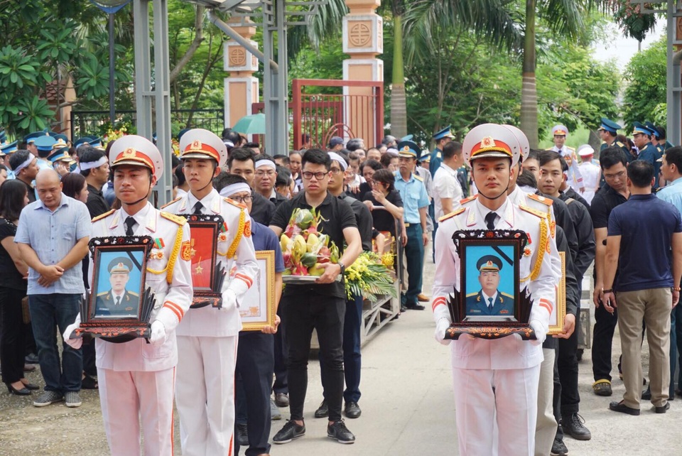 Hai phi công hy sinh: Đầu bạc tiễn đầu xanh, trẻ thơ khóc tìm bố - 1 
Chiều 28/7, linh cữu hai phi công Su-22 đã về tới nghĩa trang Văn Điển, huyện Thanh Trì, Hà Nội.