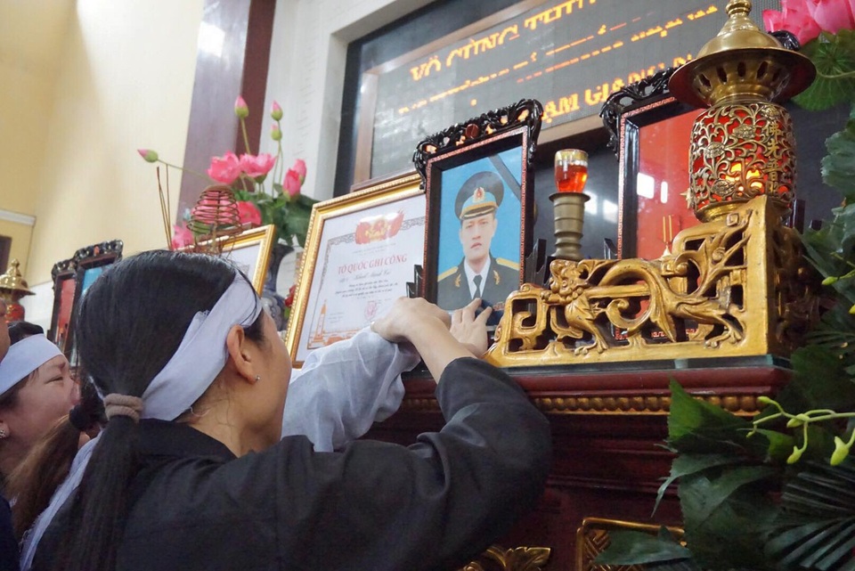 Hai phi công hy sinh: Đầu bạc tiễn đầu xanh, trẻ thơ khóc tìm bố - 2 Hai phi công hy sinh: Đầu bạc tiễn đầu xanh, trẻ thơ khóc tìm bố - 2