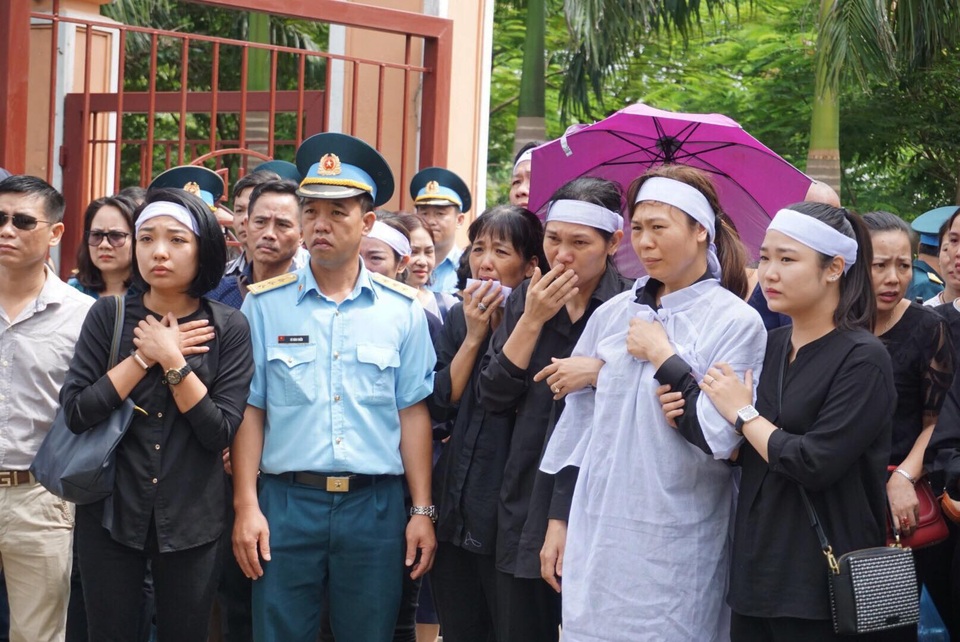 Hai phi công hy sinh: Đầu bạc tiễn đầu xanh, trẻ thơ khóc tìm bố - 6 Hai phi công hy sinh: Đầu bạc tiễn đầu xanh, trẻ thơ khóc tìm bố - 6