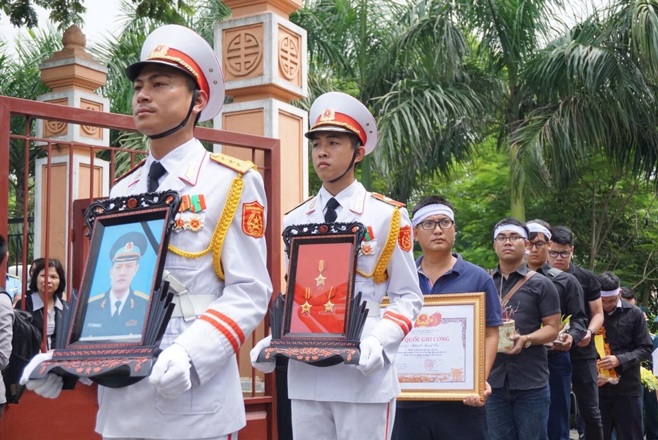 Hai phi công hy sinh: Đầu bạc tiễn đầu xanh, trẻ thơ khóc tìm bố - 3 Hai phi công hy sinh: Đầu bạc tiễn đầu xanh, trẻ thơ khóc tìm bố - 3