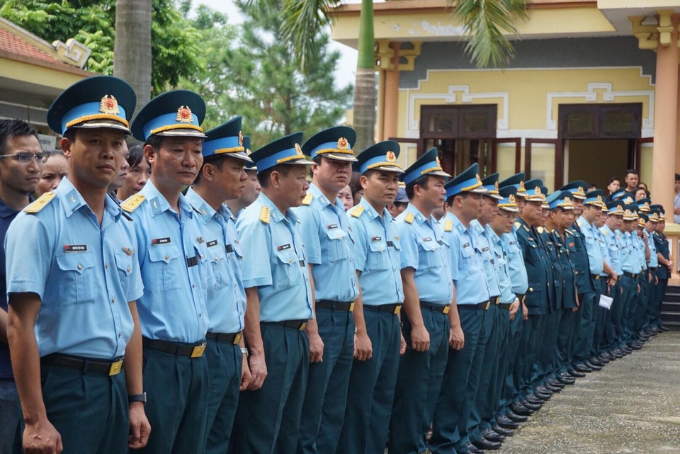 Hai phi công hy sinh: Đầu bạc tiễn đầu xanh, trẻ thơ khóc tìm bố - 7 
Người thân, bạn bè, đồng đội tiễn biệt các anh lần cuối.