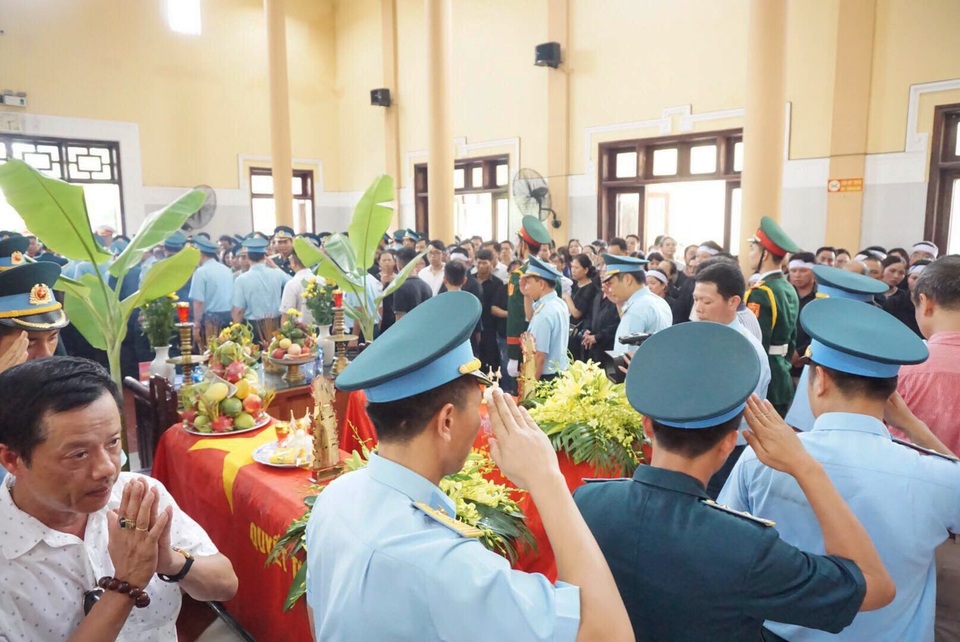 Hai phi công hy sinh: Đầu bạc tiễn đầu xanh, trẻ thơ khóc tìm bố - 8 Hai phi công hy sinh: Đầu bạc tiễn đầu xanh, trẻ thơ khóc tìm bố - 8