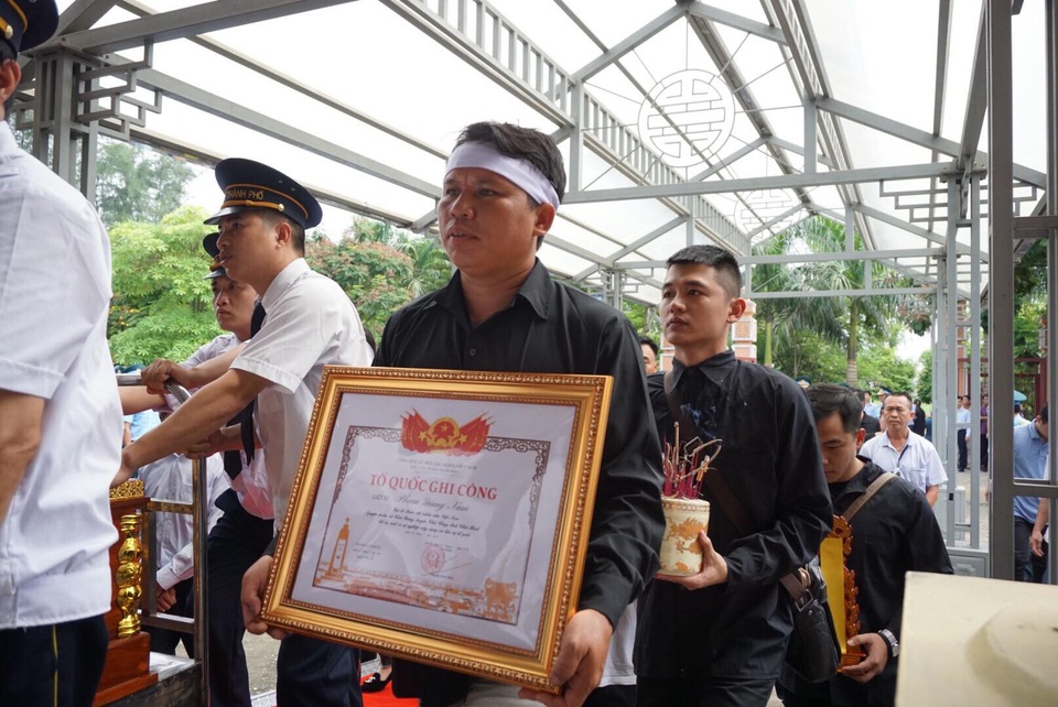 Hai phi công hy sinh: Đầu bạc tiễn đầu xanh, trẻ thơ khóc tìm bố - 11 
Thủ tướng ký Quyết định 919/QĐ-TTg cấp Bằng “Tổ quốc ghi công” cho hai liệt sĩ.