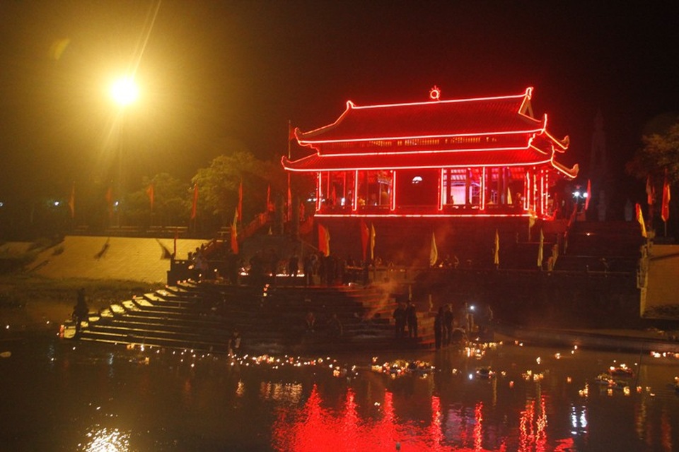 “Đưa quê hương vào cho đồng đội” - 12 Bến thả hoa được thắp sáng đêm tri ân
