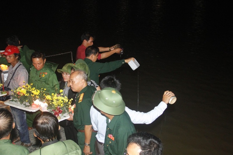 “Đưa quê hương vào cho đồng đội” - 13 Các cựu binh hòa đất và nước xuống dòng sông