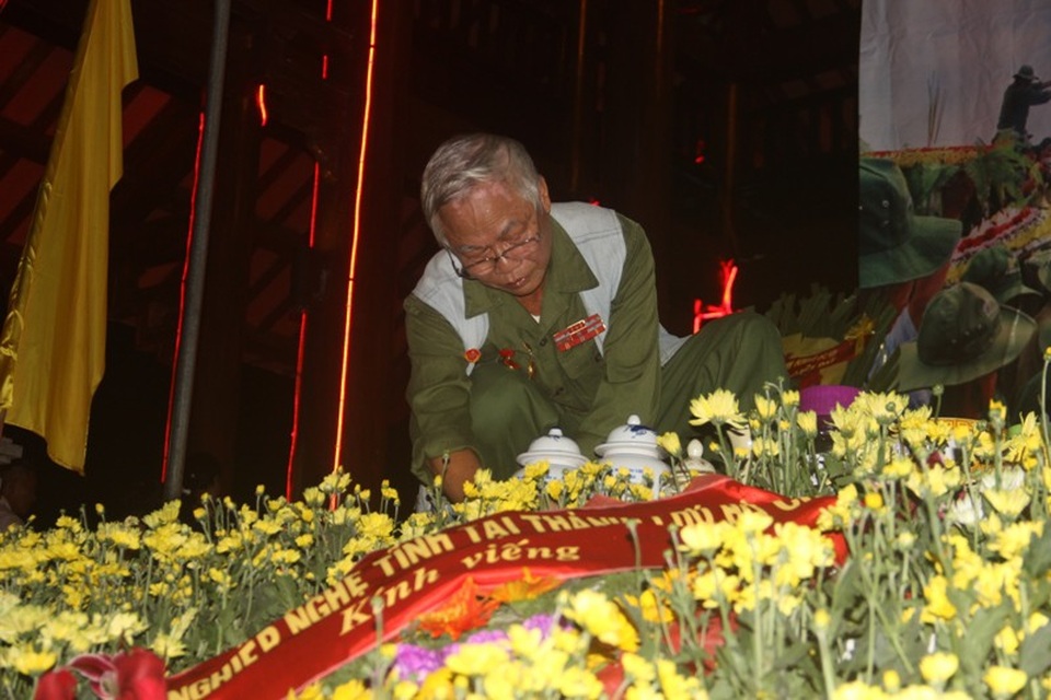 “Đưa quê hương vào cho đồng đội” - 2 Cựu binh Lê Bá Dương - chiến sĩ Trung đoàn 27 Triệu Hải, tác giả bài thơ nổi tiếng Lời người bên sông với rất nhiều hoạt động tri ân liệt sĩ