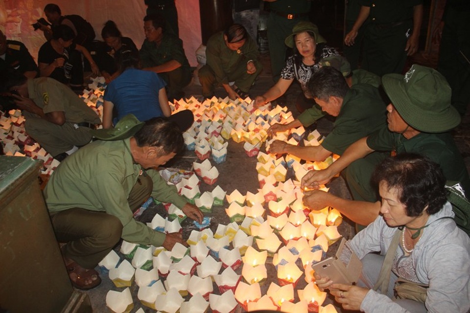 “Đưa quê hương vào cho đồng đội” - 4 Các cựu binh thắp sáng dòng sông bằng đèn hoa đăng