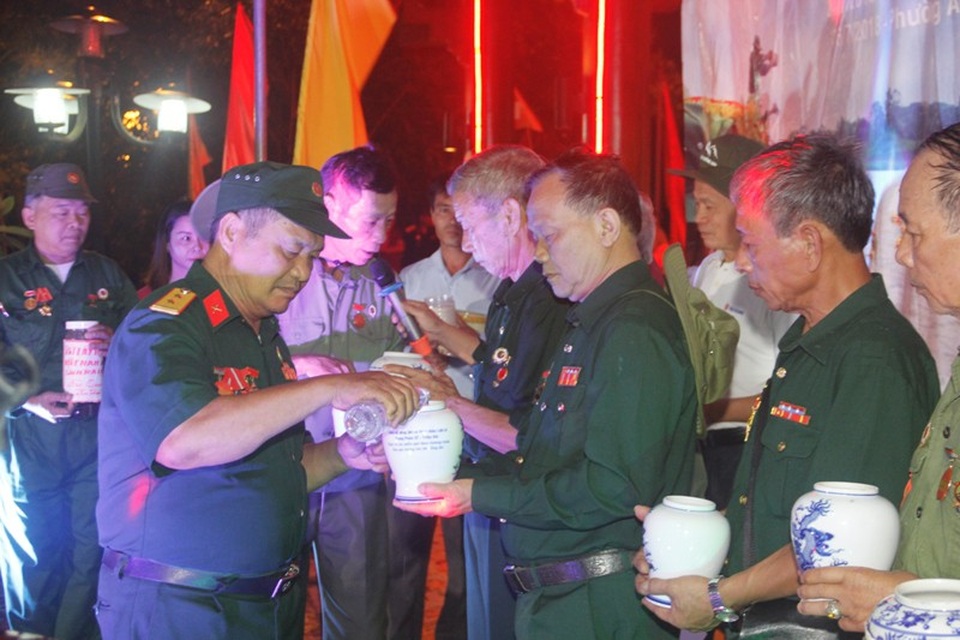 “Đưa quê hương vào cho đồng đội” - 5 “Đưa quê hương vào cho đồng đội” - 5