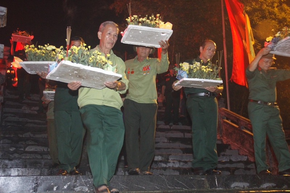 “Đưa quê hương vào cho đồng đội” - 7 Các cựu binh thả hoa xuống sông