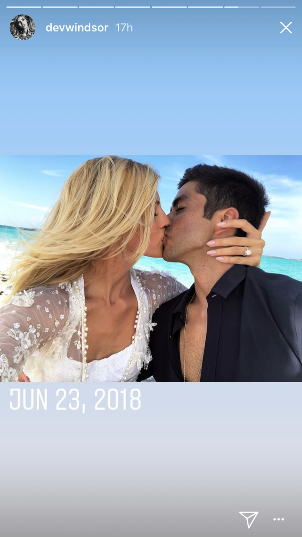 Siêu mẫu Victoria's Secret liên tục khoe nhẫn đính hôn khủng - 1
Siêu mẫu Mỹ Devon Windsor đã nhận lời cầu hôn của bạn trai Johnny Dex hôm 23/6 vừa qua