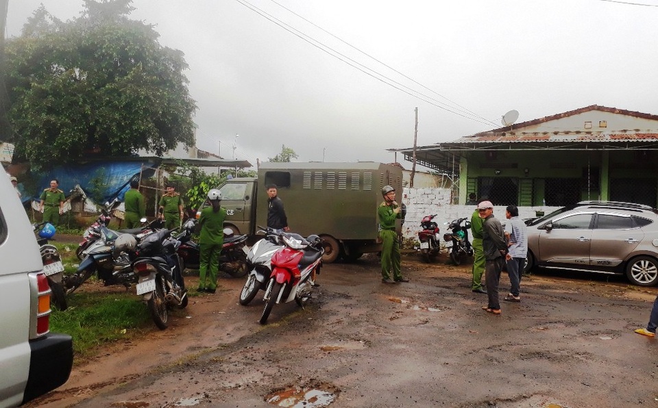 Dẫn giải bà chủ hành hạ người làm về nơi ở để khám xét - 1 Rất nhiều lực lượng được huy động để đảm bảo an ninh tại khu vực kiểm tra