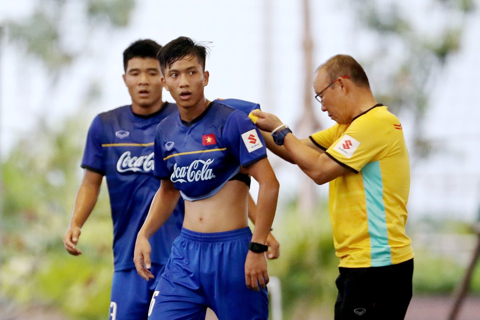 
Hà Đức Chinh (trái) nỗ lực cạnh tranh suất đá chính ở Olympic Việt Nam - Ảnh: Gia Hưng
