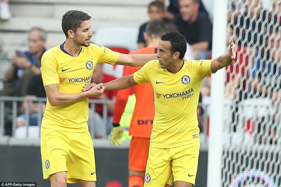 Chelsea thắng Inter Milan sau loạt sút luân lưu - 1
Jorginho ăn mừng bàn thắng với Pedro