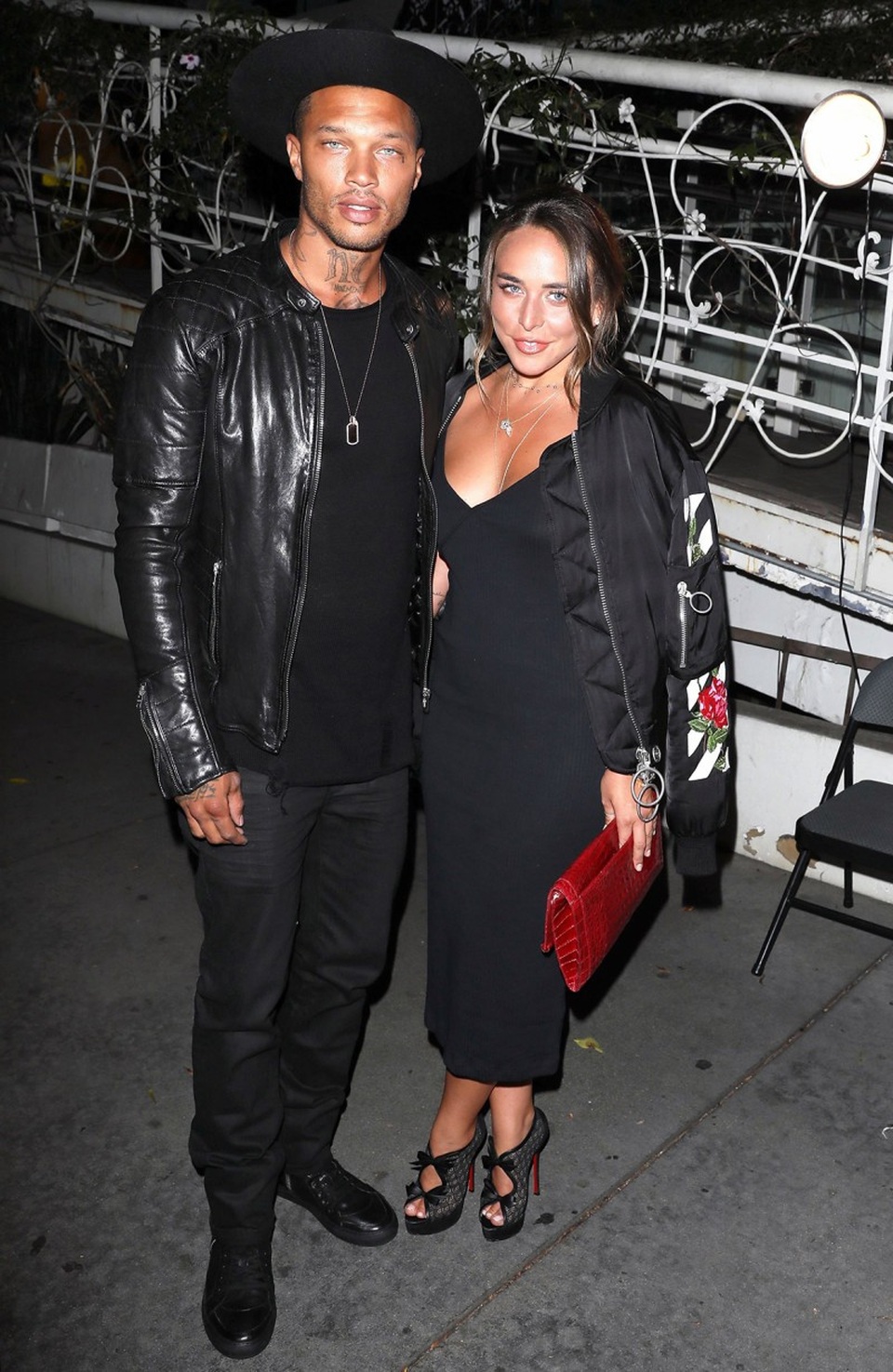 Con gái tỷ phú Topshop hạnh phúc đi nghỉ cùng bạn trai từng đi tù - 8
Chloe Green và bạn trai Jeremy Meeks gắn bó với nhau như hình với bóng trong 1 năm qua. Jeremy tận hưởng cuộc sống xa hoa đi khắp đó đây bên bạn gái siêu giàu
