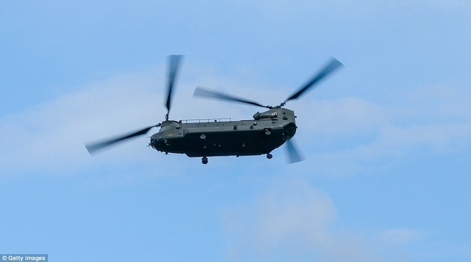 Dàn máy bay chiến đấu nhào lộn ấn tượng tại triển lãm hàng không Anh - 12 Trực thăng Chinook của Không quân Hoàng gia Anh phô diễn sức mạnh tại triển lãm hàng không. (Ảnh: Getty)