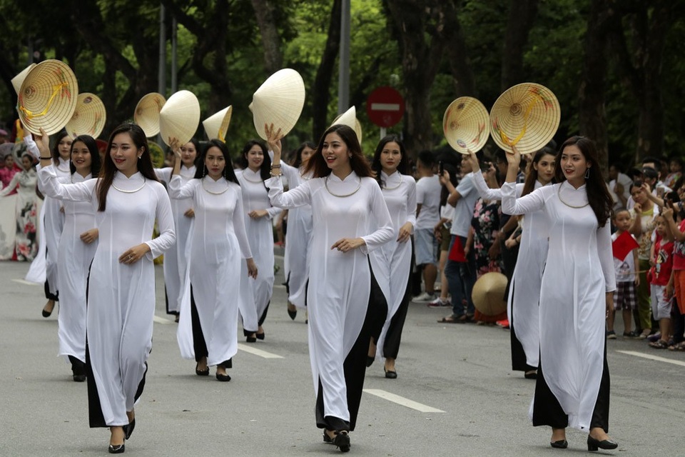 5000 người khuấy động lễ hội lớn chưa từng có bên hồ Gươm - 1
Lễ hội do Sở VHTT Hà Nội phối hợp với Trung tâm bảo tồn phát triển nghệ thuật sân khấu Việt Nam tổ chức nhân dịp kỷ niệm 10 năm điều chỉnh địa giới hành chính Thủ đô Hà Nội, 2008 - 2018.
