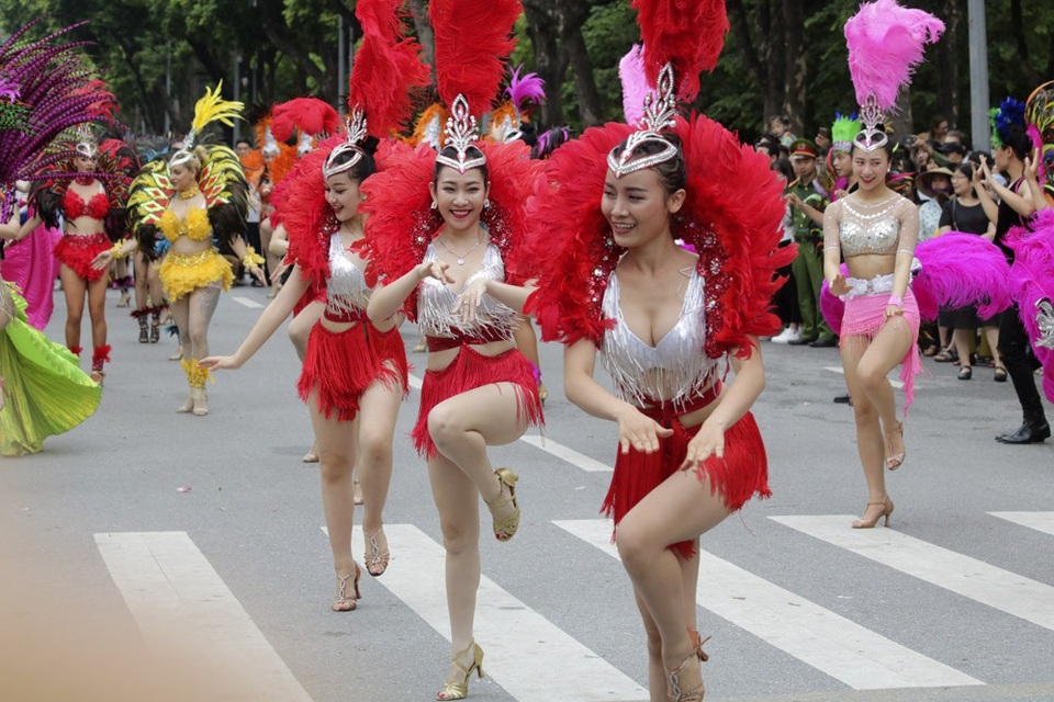 5000 người khuấy động lễ hội lớn chưa từng có bên hồ Gươm - 5 Những vũ công xinh đẹp trong trang phục màu sắc của vũ hội carnival.