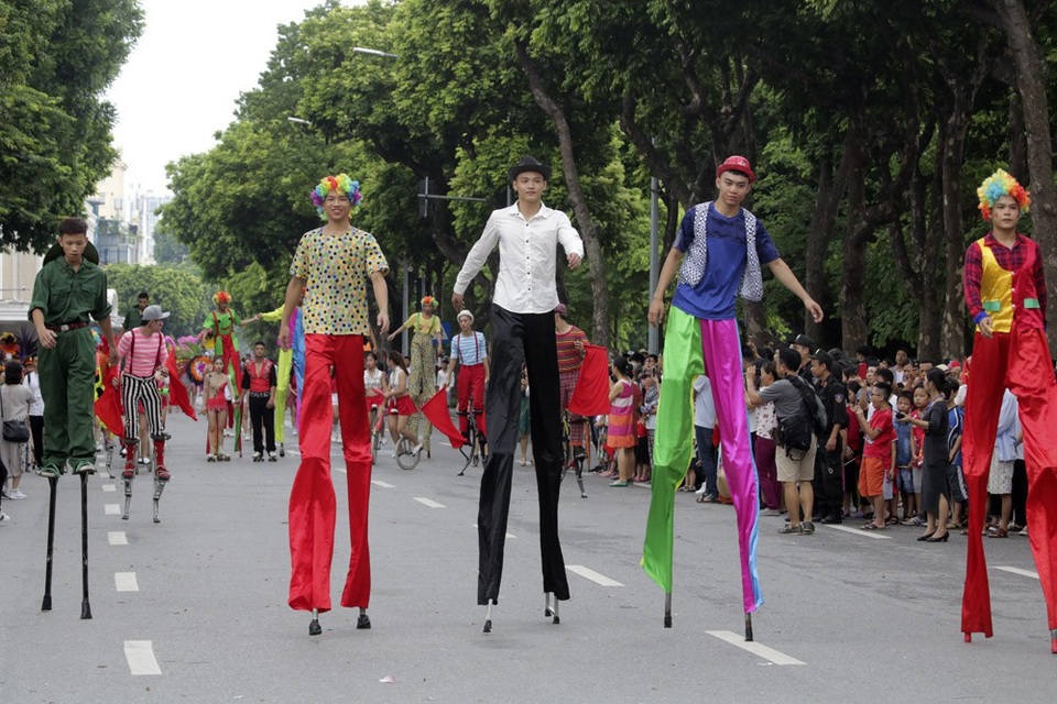 5000 người khuấy động lễ hội lớn chưa từng có bên hồ Gươm - 9
Các nghệ sĩ trình diễn cà kheo.