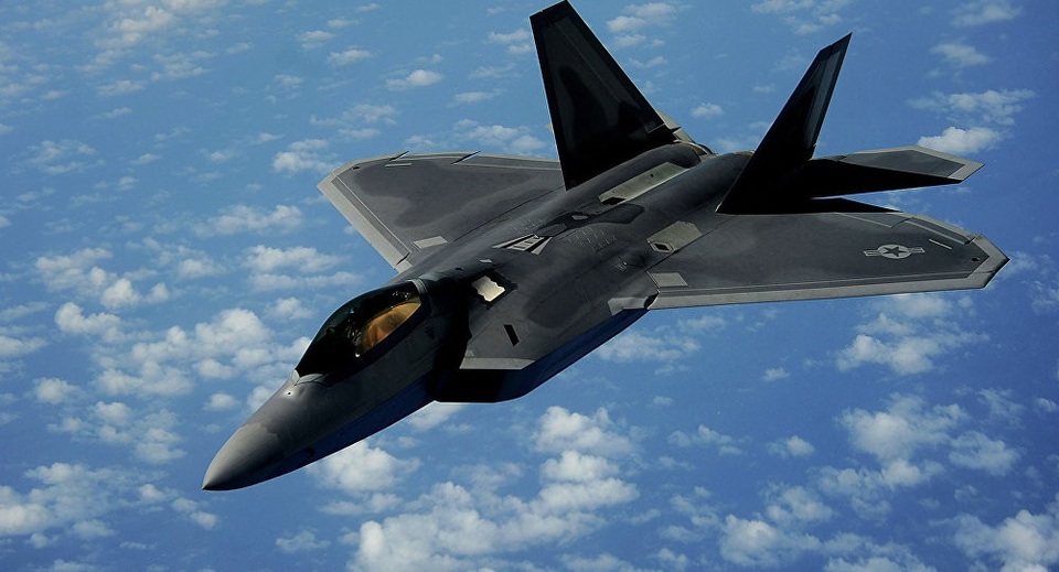 Đọ sức mạnh “Rồng dũng mãnh” J-20 và “Chim ăn thịt” F-22 - 2 Máy bay chiến đấu F-22 của Mỹ (Ảnh: Sputnik)
