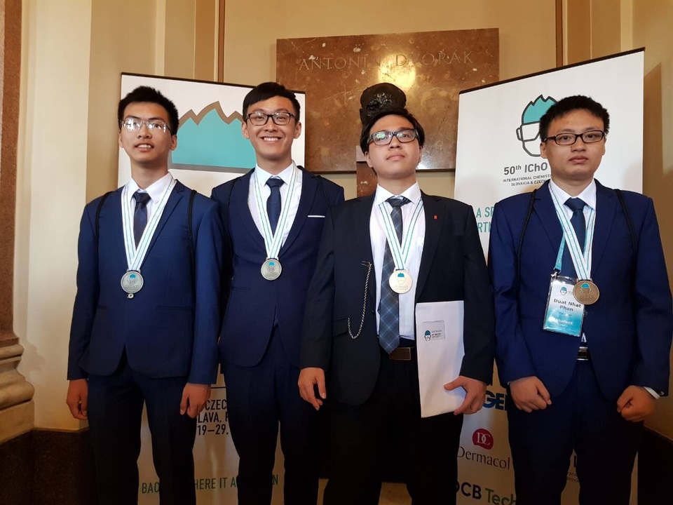 Việt Nam đoạt 1 HCV Olympic Hoá học quốc tế năm 2018 - 1 Em Phạm Đức Anh (thứ 3 từ trái sang) học sinh lớp 12, Trường Trung học phổ thông chuyên Khoa học Tự nhiên, Đại học Quốc gia Hà Nội đoạt Huy chương Vàng.