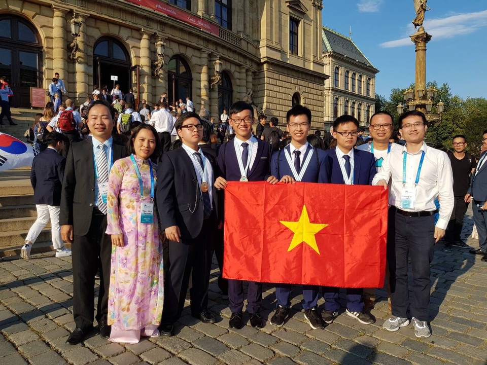 Việt Nam đoạt 1 HCV Olympic Hoá học quốc tế năm 2018 - 2 4 thí sinh trong đoàn đại diện Việt Nam tham dự Olympic Hóa học quốc tế 2018 đều đoạt huy chương.