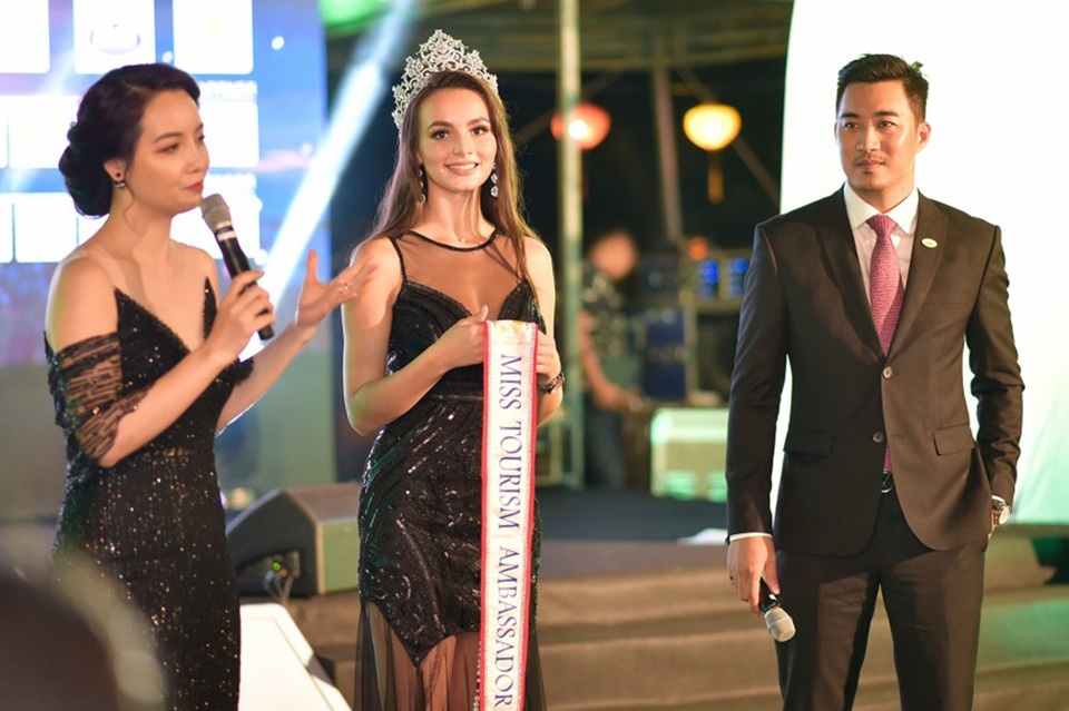 Phan Thị Mơ được bình chọn đẹp nhất đêm khai mạc Hoa hậu đại sứ du lịch - 6 Trong đêm khai mạc, đương kim Hoa hậu Đại sứ Du lịch Thế giới 2017 người Nga - Aibedullina Talliya cũng xuất hiện với phần chào sân ấn tượng. Người đẹp mang tới chương trình khai mạc chiếc sash đăng quang của cô để đóng góp vào phiên đấu giá gây quỹ từ thiện cho cuộc thi năm nay.