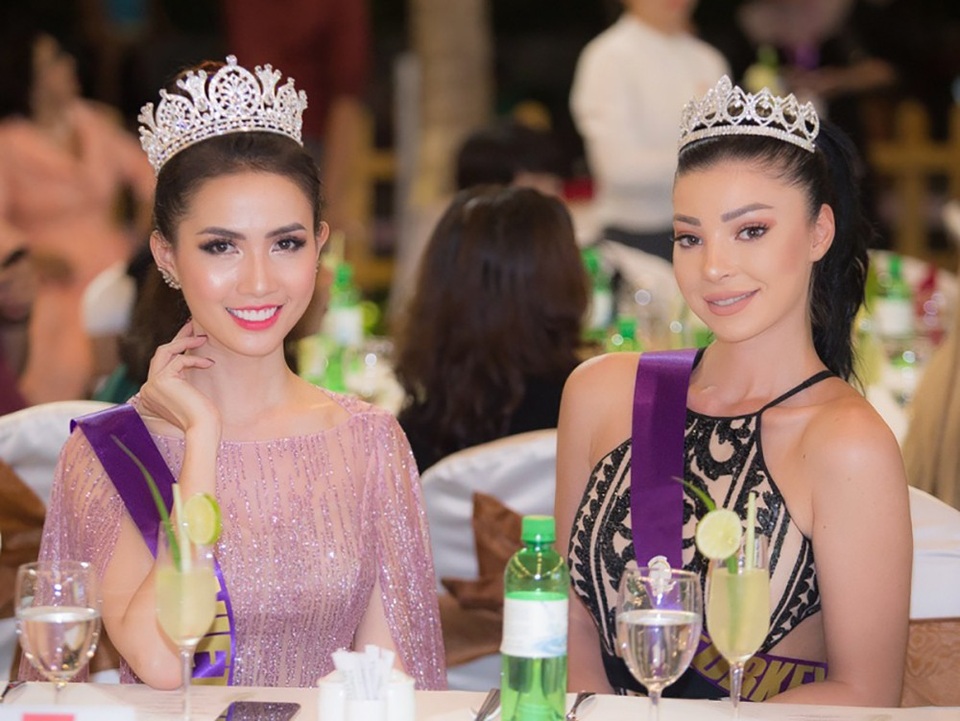 Phan Thị Mơ được bình chọn đẹp nhất đêm khai mạc Hoa hậu đại sứ du lịch - 4 Đại diện 2 nước chủ nhà Việt Nam - Phan Thị Mơ và Thái Lan - Sudapon Wongsasiripat nổi bật giữa dàn người đẹp với trang phục gợi cảm và vương miện.