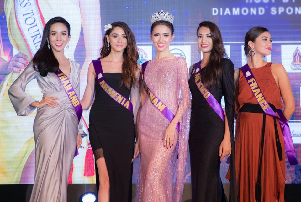 Phan Thị Mơ được bình chọn đẹp nhất đêm khai mạc Hoa hậu đại sứ du lịch - 7 Diện bộ đầm ánh tím nổi bật cùng màn dẫn dắt phiên đấu giá duyên dáng, đại diện Việt Nam Phan Thị Mơ là người nhận được bình chọn nhiều nhất và trở thành “Nữ hoàng đêm tiệc”. 4 người đẹp còn lại cũng được bình chọn trong Top 5 lần lượt là: Thái Lan, Pháp, Mexico và Armenia.