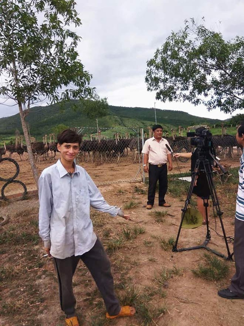 MC điển trai của VTV4 tạm nghỉ dẫn chương trình để làm... nông dân - 4 Daniel bất ngờ thành nông dân với vẻ ngoài lem luốc...