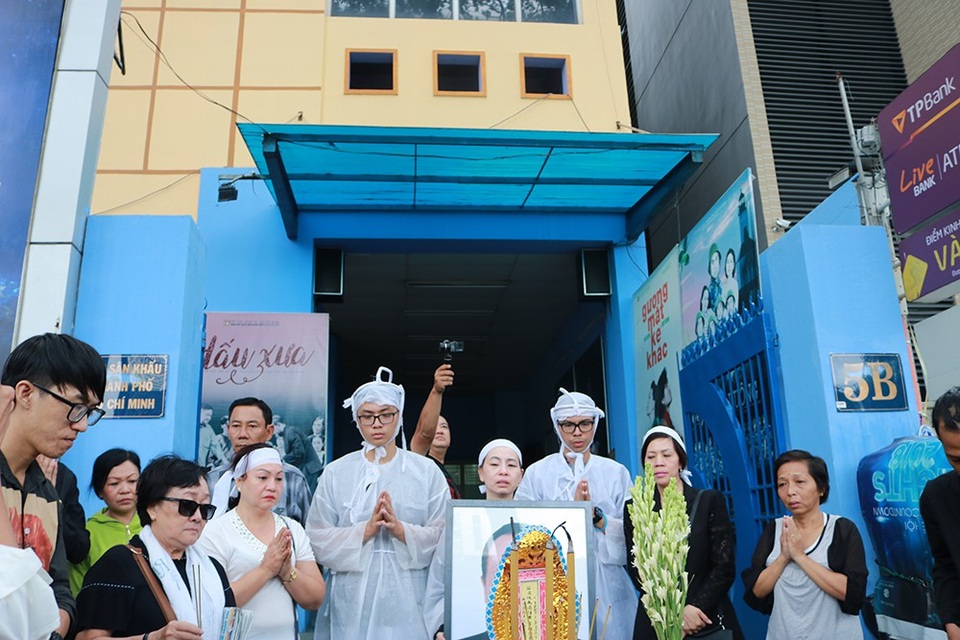 Nghệ sĩ Thanh Hoàng ra đi nhưng những gì ông đã để lại cho đồng nghiệp và khán giả vẫn còn mãi. Như tác giả Hà Minh Mẫn đã đề bút trong sổ tang để gửi đến nghệ sĩ Thanh Hoàng: Một nhánh đời đã gãy ngang/ Nhưng sao gốc rễ vững vàng thế kia/ Không còn sân khấu về khuya/ Tên em mãi sáng không lìa thế gian/ Thanh Hoàng ơi! Thanh Hoàng ơi!