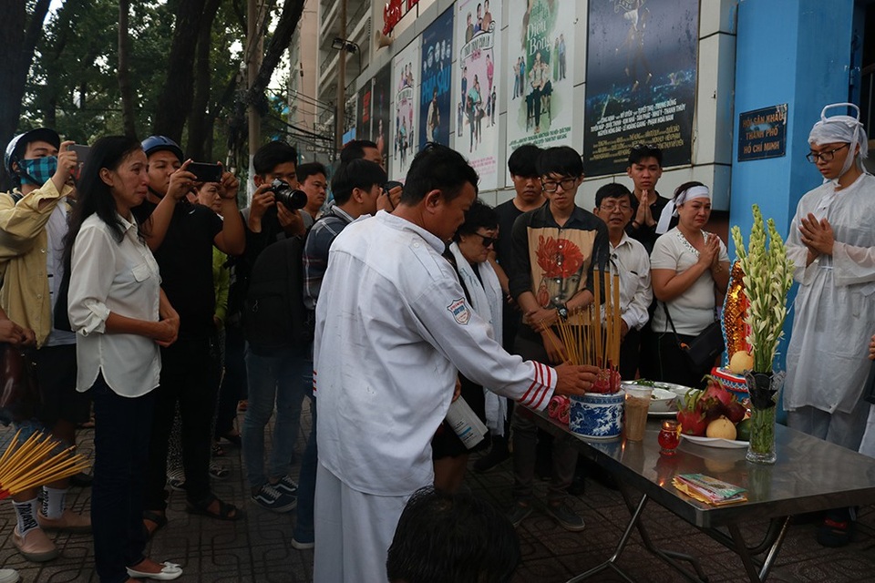 Linh cữu NSƯT Thanh Hoàng "ghé thăm" nhà, sân khấu kịch 5B lần cuối cùng - 21