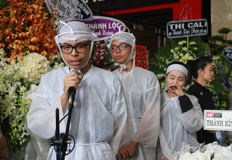 Hai người con trai của nghệ sĩ Thanh Hoàng đọc lời cảm tạ. Cả hai đều cảm thấy rất tự hào về những gì mà ba mình đã để lại sau khi ra đi. Ba con ra đi khá sớm là một điều vô cùng tiếc nuối, nhưng những gì người để lại thật sự con rất tự hào về những điều đó. Tình cảm mà mọi người dành cho ba con trong suốt những ngày qua con tin rằng ba con đang mỉm cười nơi chín suối, con trai trưởng nghệ sĩ Thanh Hoàng chia sẻ trong tang lễ sáng nay.