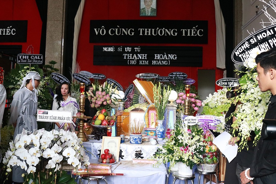 
NSƯT Thanh Hoàng qua đời ngày 26/7 vì bệnh ung thư phổi. Sáng nay, lúc 7h ngày 29/7, sau lễ động quan, linh cữu của ông sẽ được đưa đi hỏa táng tại Bình Hưng Hòa sau khi ghé qua thăm lại căn nhà nơi ông từng sinh sống, sân khấu kịch nói 5B nơi ông làm việc lúc sinh thời.
