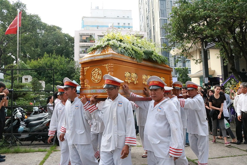 Linh cữu NSƯT Thanh Hoàng "ghé thăm" nhà, sân khấu kịch 5B lần cuối cùng - 17