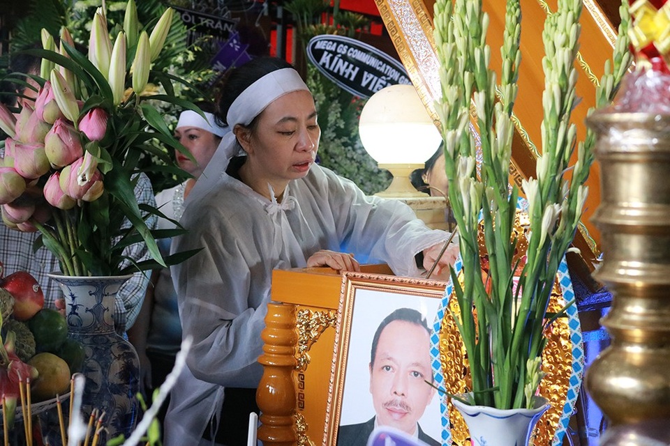 Vợ nghệ sĩ Thanh Hoàng vuốt mặt chồng trước giờ động quan...