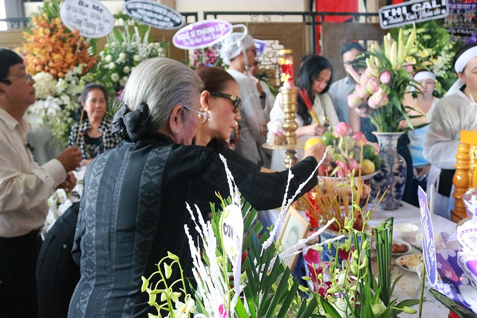 Nghệ sĩ ưu tú Phi Điểu ngoài 80 nhưng vẫn đến tiễn đưa nghệ sĩ Thanh Hoàng trong sáng nay, trong những ngày qua bà cũng đến để chia buồn cùng gia đình.