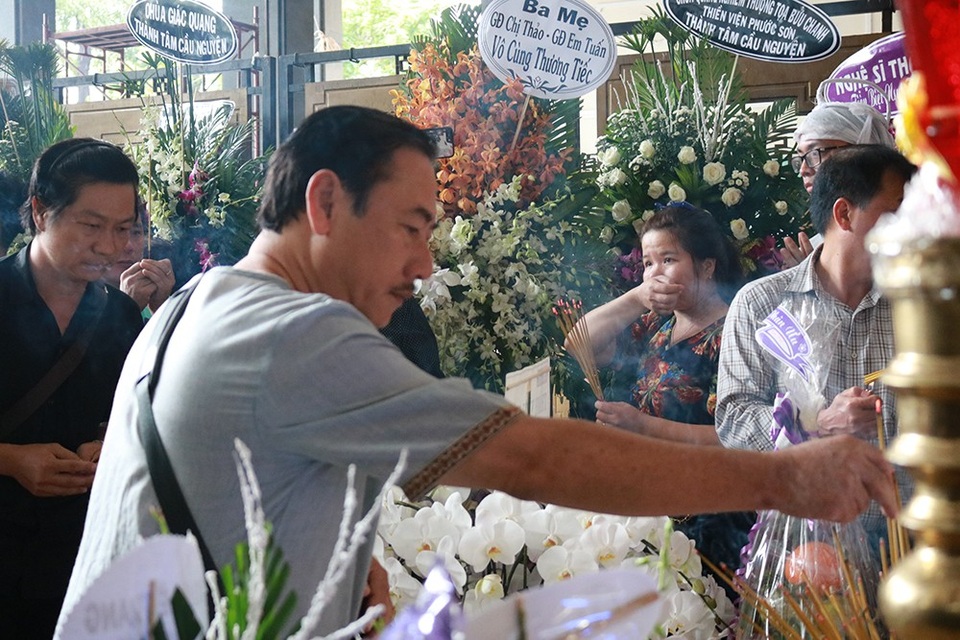 Nghệ sĩ Thành Hội thắp nhang lần cuối cho người bạn vong niên của mình...