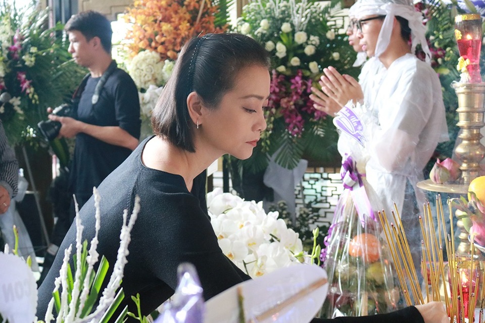 Nghệ sĩ Tuyết Thu có mặt trong sáng nay và trong suốt những ngày diễn ra tang lễ vừa qua. Chị luôn bên cạnh an ủi và chia sẻ cùng vợ nghệ sĩ Thanh Hoàng vì sự mất mát to lớn này.