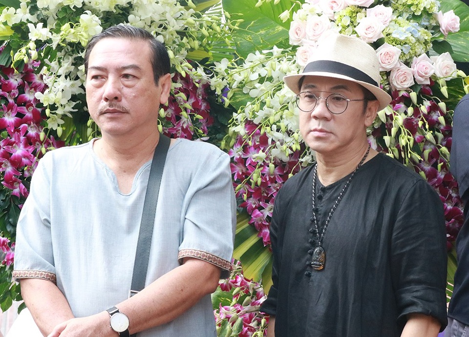 Nghệ sĩ Thành Hội và Thành Lộc đến tiễn người đồng nghiệp ra đi lần cuối. Trong sổ tang gia đình, Thành Lộc đã dành những lời thân tình nhất gửi đến nghệ sĩ Thanh Hoàng: Chào bạn thợ phụ hồ ngày ngày nhìn vào lớp học diễn viên tại trường Sân khấu và mơ! Giấc mơ của bạn đã trở thành hiện thực! Sát cánh với Hoàng bao nhiêu mùa thăng trầm của sân khấu rồi, giờ thì chắc gì bạn đã mãn nguyện mà ra đi? Nhân gian bỗng nhớ và tìm lại với giai điệu của Dạ cổ hoài lang là công của Hoàng rất lớn đó Hoàng ơi! Thương tiếc bạn, thôi thì cứ viên mãn đi nha.