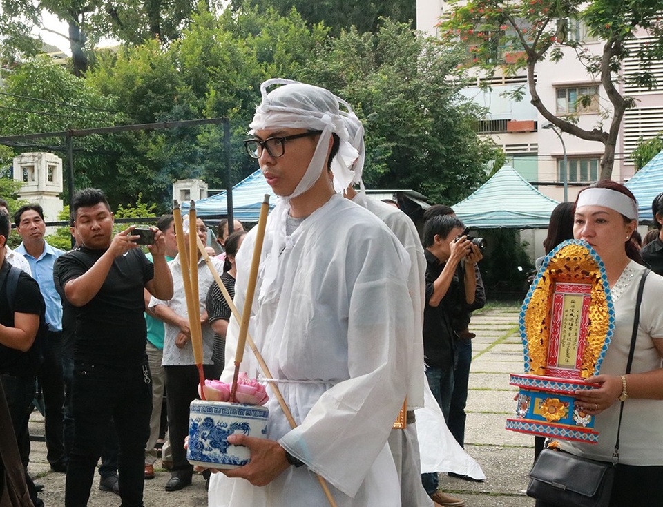 Con trai trưởng cầm bát hương