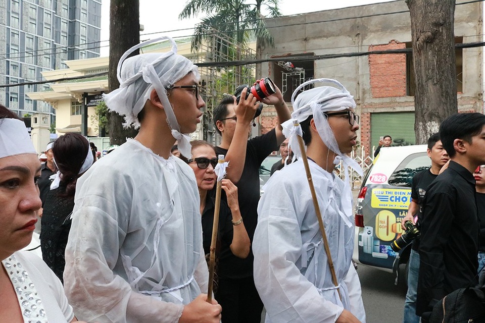 Hai người con trai của nghệ sĩ Thanh Hoàng trong tang lễ của cha. Con trai trưởng nghệ sĩ Thanh Hoàng vừa về nước chiều ngày 28/7 - 2 ngày sau khi cha qua đời anh mới có thể về đến Việt Nam để nhìn mặt và tiễn cha lần cuối.