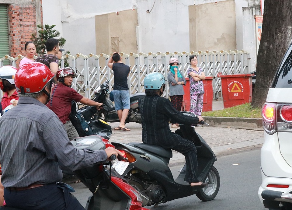 Nghệ sĩ Phi Điểu một mình đi xe máy hòa vào dòng người tiễn đưa nghệ sĩ Thanh Hoàng trong tang lễ
