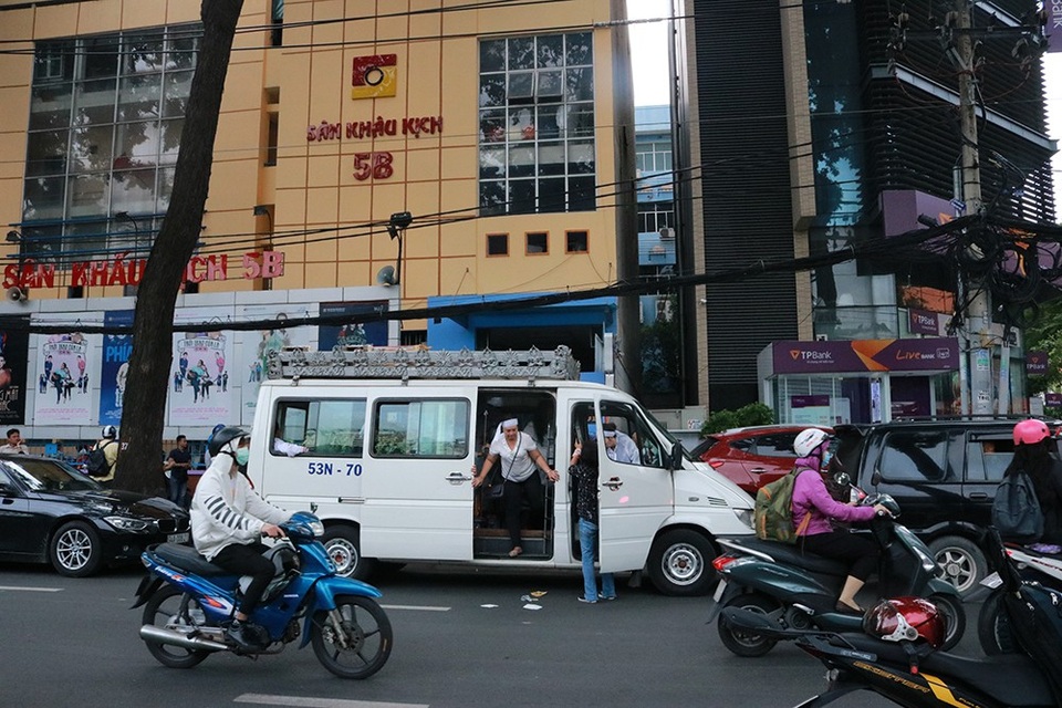 
Linh cữu nghệ sĩ Thanh Hoàng sẽ ghé thăm lại sân khấu kịch 5B, nơi ông từng làm việc lúc sinh thời. Sân khấu vừa trở lại hoạt động 1 tháng nay sau 3 năm tạm nghỉ. Sự ra đi của nghệ sĩ Thanh Hoàng là tiếc nuối rất lớn của những người làm sân khấu này.

 
