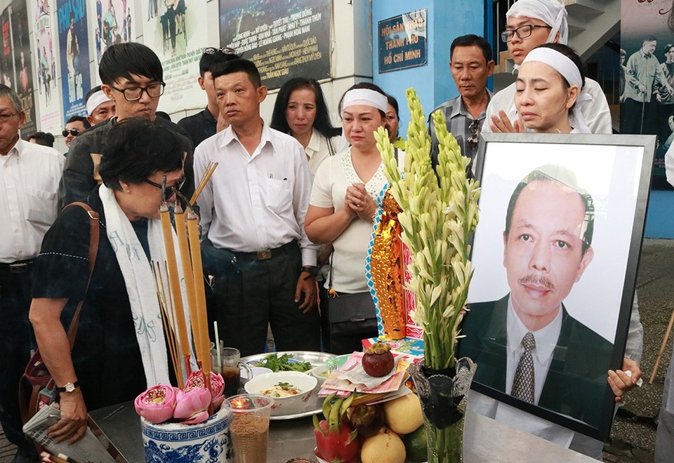 Khán giả cũng đến thắp nhang cho nghệ sĩ Thanh Hoàng tại sân khấu 5B. Nghệ sĩ Mỹ Uyên không nén được xúc động đã bật khóc nức nở vì nhớ lại những kỷ niệm mà Thanh Hoàng đã gắn bó với nơi này mấy chục năm qua...